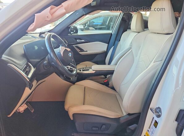 WBX73EF07P5X64308 2023 BMW X1 White Widok wnętrza z przodu
