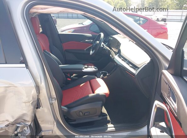 WBX73EF07S5056794 2025 BMW X1 Серебряный Вид салона спереди