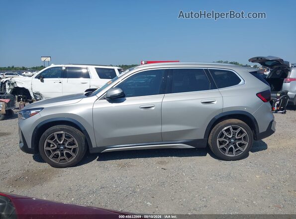 WBX73EF07S5056794 2025 BMW X1 Серебряный Панорамный вид салона 360°