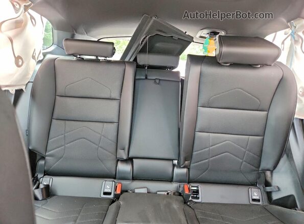 WBX73EF07T5588273 2026 BMW X1 Blue Vista de los asientos traseros