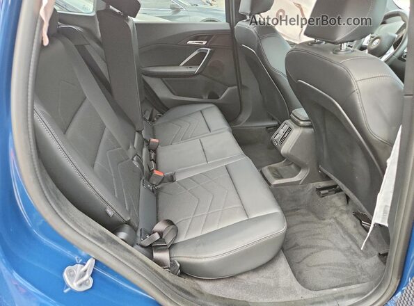 WBX73EF07T5588273 2026 BMW X1 Blue Vista interior trasera