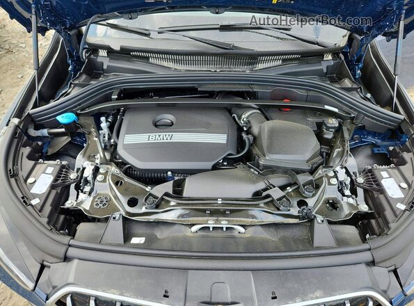 WBX73EF07T5588273 2026 BMW X1 Blue Vista del compartimento del motor