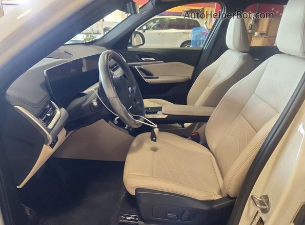 WBX73EF08P5X81165 2023 BMW X1 White Widok wnętrza z przodu
