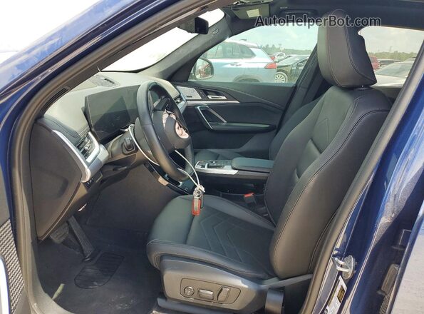 WBX73EF08R5Z06426 2024 BMW X1 Blue Vista interior delantera