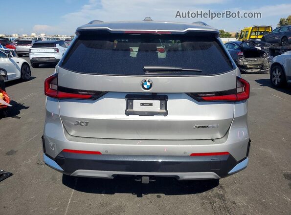 WBX73EF08T5497044 2026 BMW X1 Silver Вид ззаду