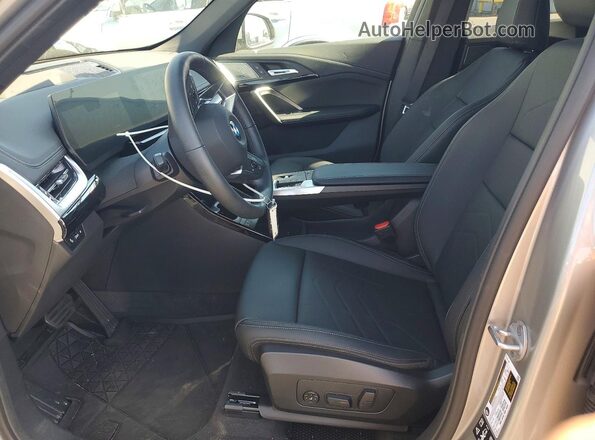 WBX73EF08T5497044 2026 BMW X1 Silver Вид салону спереду