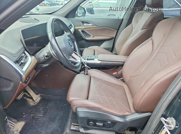 WBX73EF09P5W38239 2023 BMW X1 Green Вид салону спереду