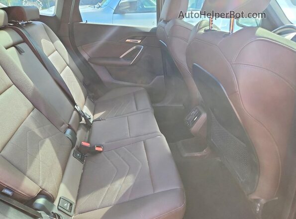 WBX73EF09P5W38239 2023 BMW X1 Green Вид задньої частини салону