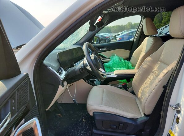 WBX73EF09P5W47815 2023 BMW X1 White Widok wnętrza z przodu