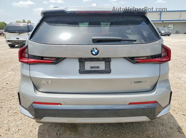 WBX73EF09P5X34548 2023 BMW X1 Silver Vista trasera