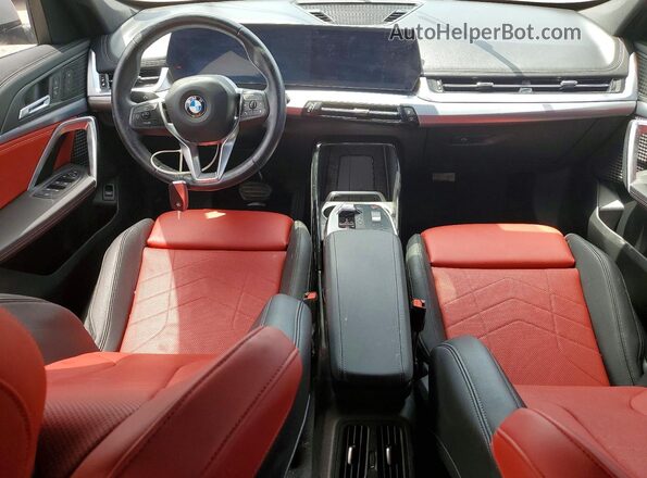 WBX73EF09P5X34548 2023 BMW X1 Silver Vista del salpicadero