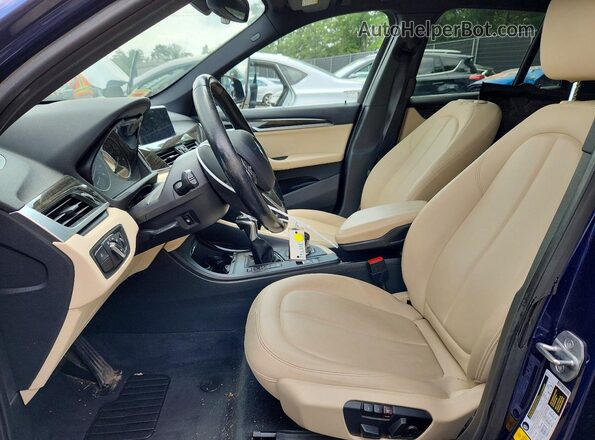 WBXHT3C30J5F91832 2018 BMW X1 Blue Вид салону спереду