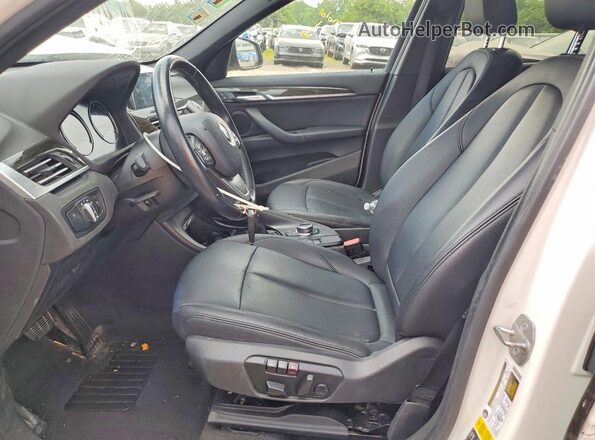 WBXHT3C30J5L28009 2018 BMW X1 White Вид салону спереду