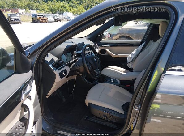 WBXHT3C30J5L28320 2018 BMW X1 Gray წინა სალონის ხედი