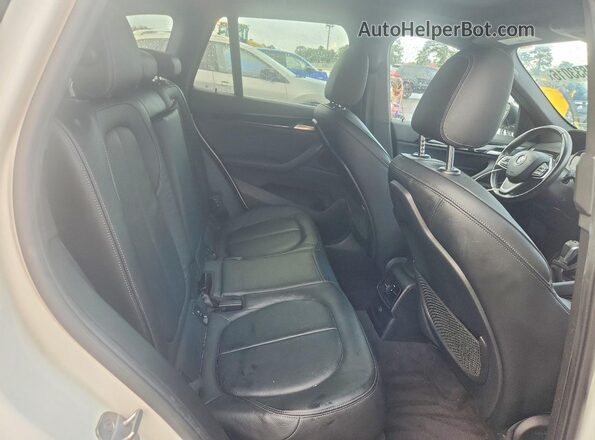 WBXHT3C30J5L30326 2018 BMW X1 White Սալոնի հետևի տեսք