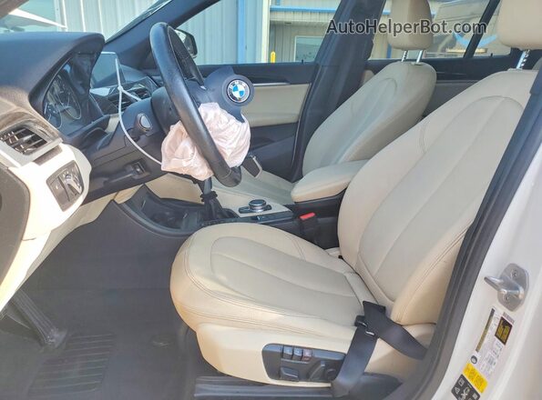 WBXHT3C31H5F80476 2017 BMW X1 White Vista interior delantera