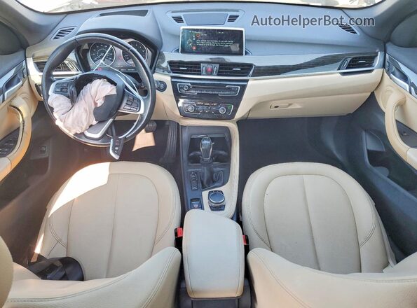 WBXHT3C31H5F80476 2017 BMW X1 White Vista del salpicadero