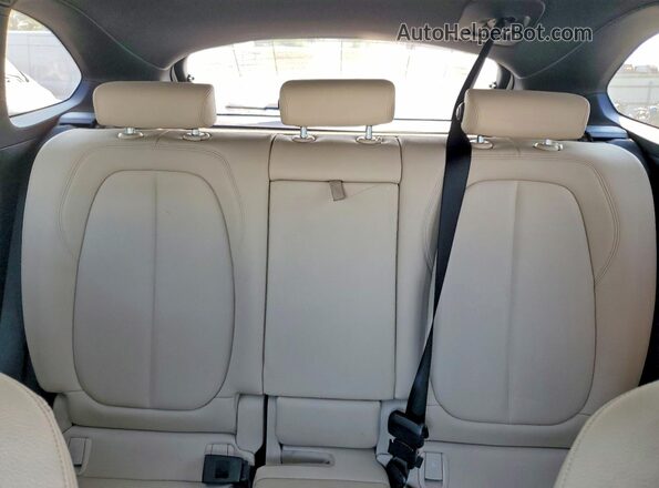 WBXHT3C31H5F80476 2017 BMW X1 White Vista de los asientos traseros
