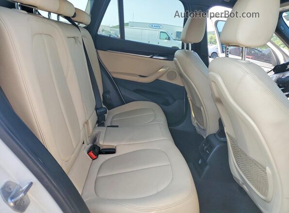 WBXHT3C31H5F80476 2017 BMW X1 White Vista interior trasera