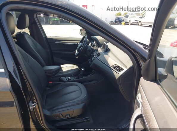 WBXHT3C32H5F68031 2017 BMW X1 Black Vista interior delantera