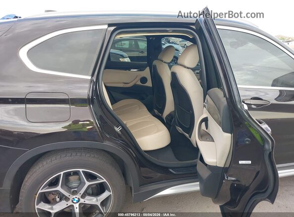 WBXHT3C33J3H33165 2018 BMW X1 Brown Widok naklejki z numerem VIN
