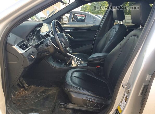 WBXHT3C33J5F89282 2018 BMW X1 Silver წინა სალონის ხედი