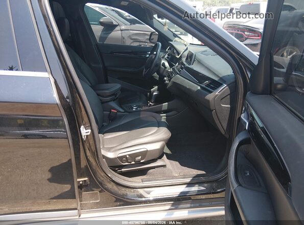 WBXHT3C33J5K23254 2018 BMW X1 Black Front interior view