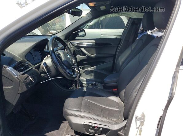 WBXHT3C33J5L27453 2018 BMW X1 White წინა სალონის ხედი