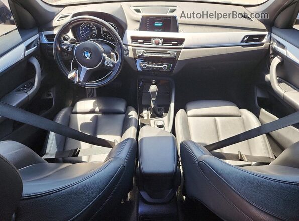 WBXHT3C33J5L28814 2018 BMW X1 Black Vista del salpicadero