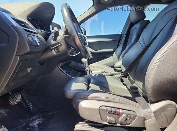 WBXHT3C33J5L28814 2018 BMW X1 Black Vista interior delantera