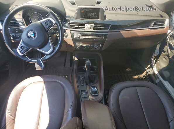 WBXHT3C34H5F85087 2017 BMW X1 White Առջևի վահանակի տեսք