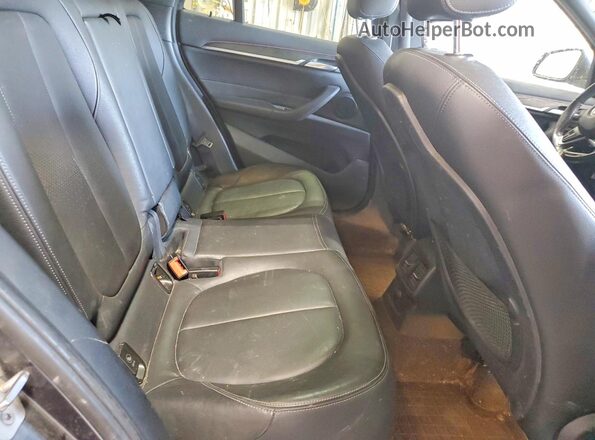 WBXHT3C36H5F68386 2017 BMW X1 Gray Vista de los asientos traseros