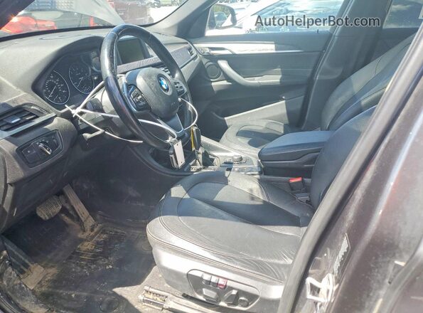 WBXHT3C36H5F68386 2017 BMW X1 Gray Vista interior delantera