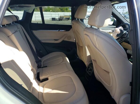 WBXHT3C36H5F74852 2017 BMW X1 White Հետևի նստատեղերի տեսք