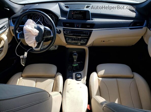 WBXHT3C36H5F74852 2017 BMW X1 White Առջևի վահանակի տեսք