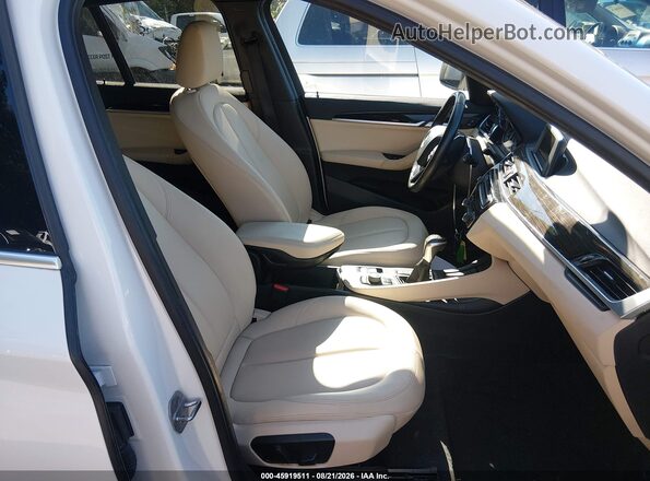 WBXHT3C36H5F87214 2017 BMW X1 White წინა სალონის ხედი