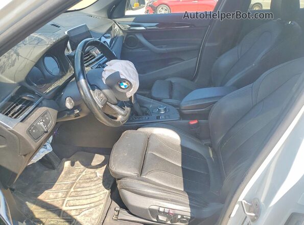 WBXHT3C36J5L30928 2018 BMW X1 Белый Вид салона спереди