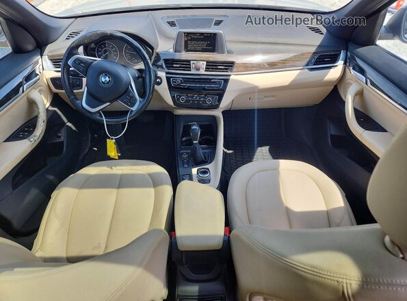 WBXHT3C37H5F71202 2017 BMW X1 Silver Vista del salpicadero