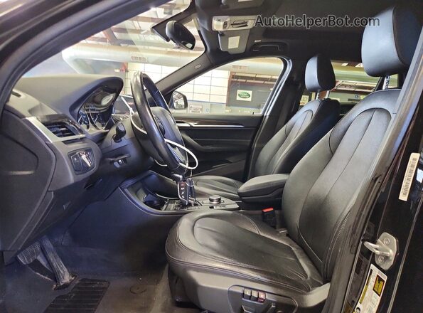 WBXHT3C37H5F85875 2017 BMW X1 Black Вид салону спереду