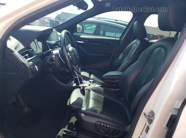 WBXHT3C37J5L30999 2018 BMW X1 White Front interior view