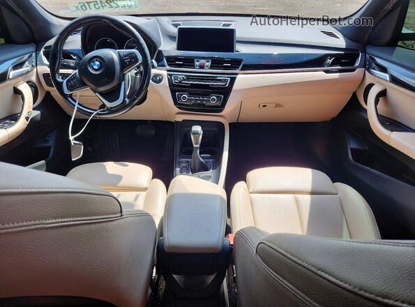 WBXHT3C37J5L32834 2018 BMW X1 Синий Вид панели приборов