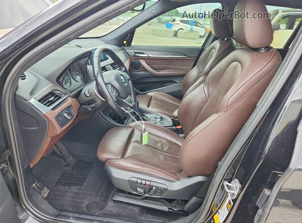 WBXHT3C38J5K26733 2018 BMW X1 Черный Вид салона спереди