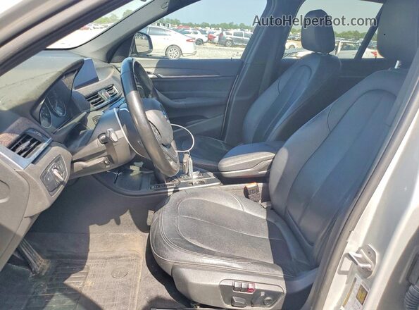WBXHT3C38J5K26926 2018 BMW X1 Silver წინა სალონის ხედი