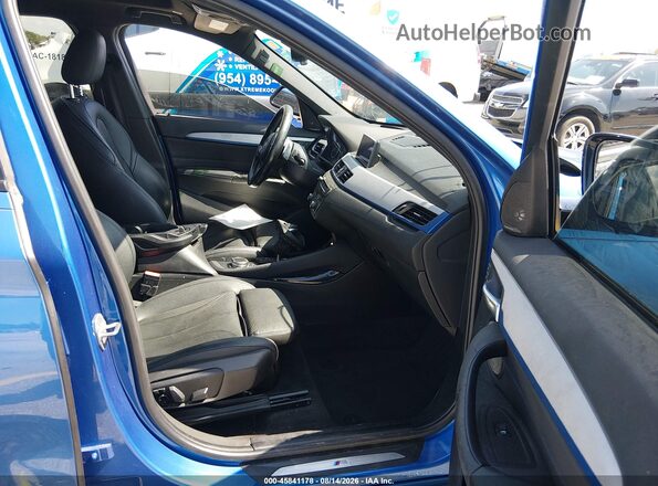 WBXHT3C38J5K28675 2018 BMW X1 Blue წინა სალონის ხედი