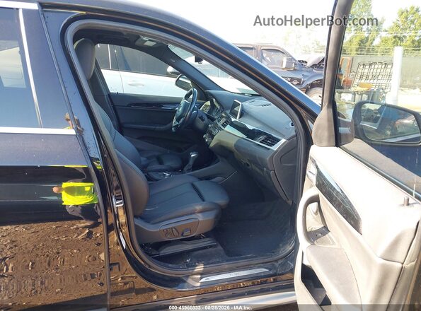WBXHT3C38J5K30698 2018 BMW X1 Черный Вид салона спереди