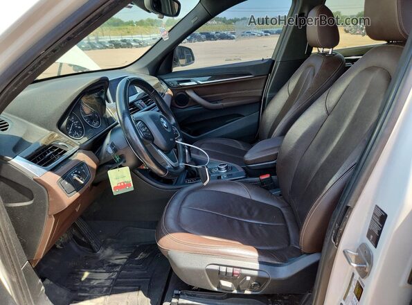 WBXHT3C38J5L25889 2018 BMW X1 White Vista interior delantera