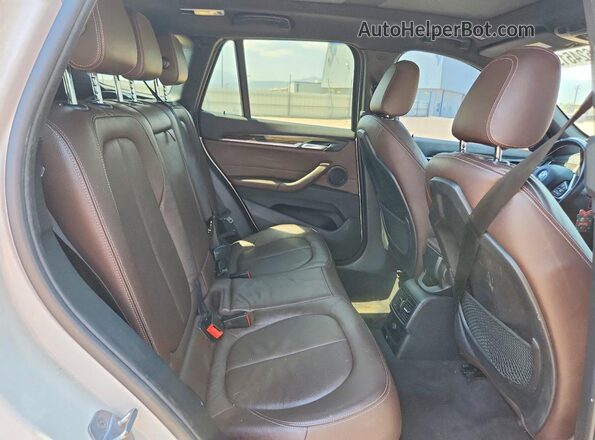 WBXHT3C38J5L25889 2018 BMW X1 White Vista de los asientos traseros