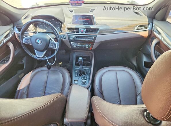 WBXHT3C38J5L25889 2018 BMW X1 White Vista del salpicadero