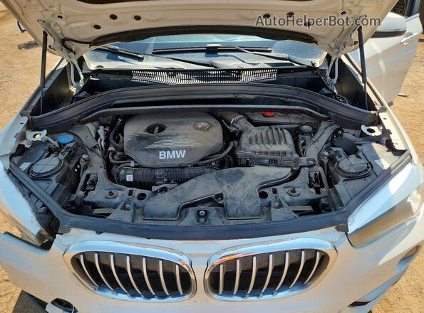 WBXHT3C38J5L25889 2018 BMW X1 White Vista interior trasera