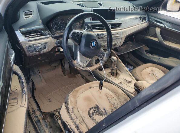 WBXHT3C39H5F86364 2017 BMW X1 Белый Вид панели приборов